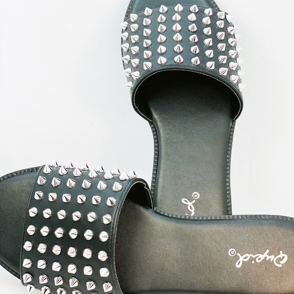 Trendy black slides with spikes - Picture 3 of 5